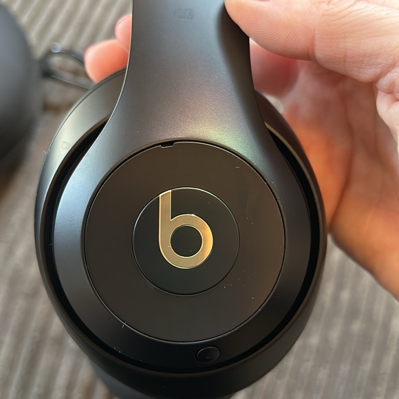 Beats by Dre Headphones - Picture 2 of 4